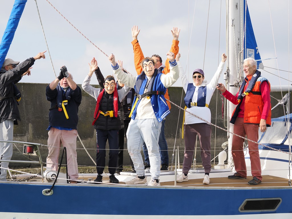 jeunes sur un voilier